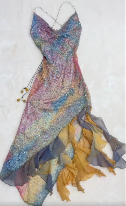 Impresionante vestido de fiesta corto con volantes, escote en V y tirantes finos, estilo cuento de hadas, con cuentas y degradado ED03158