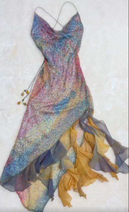 Impresionante vestido de fiesta corto con volantes, escote en V y tirantes finos, estilo cuento de hadas, con cuentas y degradado ED03158