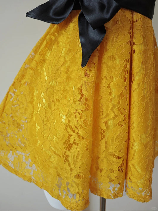 Precioso vestido de fiesta corto de encaje con joya amarilla, corte A, ED03183