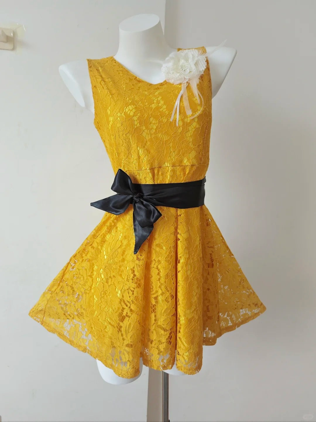 Precioso vestido de fiesta corto de encaje con joya amarilla, corte A, ED03183