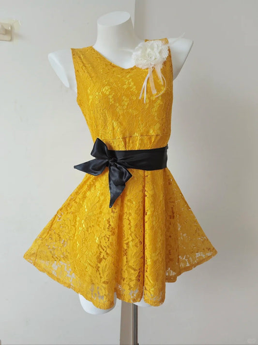 Precioso vestido de fiesta corto de encaje con joya amarilla, corte A, ED03183