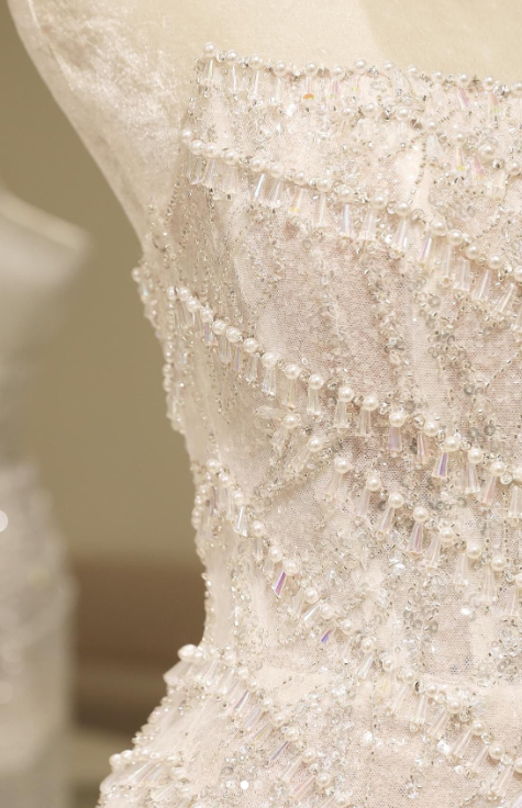 Hermoso vestido de fiesta corto blanco con cuentas y corte entallado, vestido de noche sin tirantes ED03302