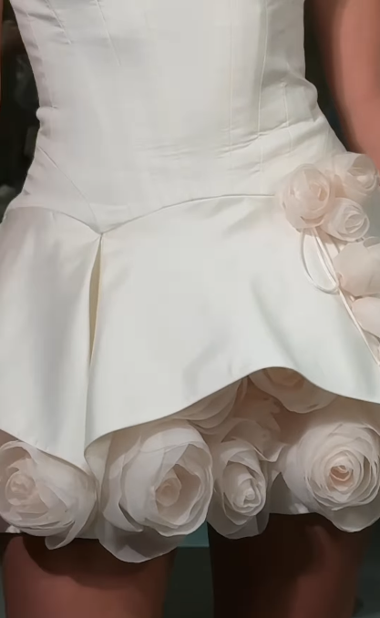 Hermoso vestido de fiesta corto de satén blanco, corte A, sin tirantes y con apliques 3D, ED03360