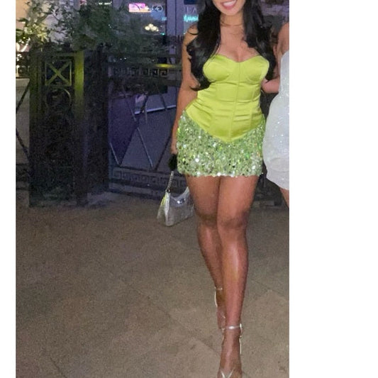 Elegantes vestidos de fiesta cortos de satén verde sin tirantes y ajustados, vestidos de cumpleaños de moda con lentejuelas ED03365