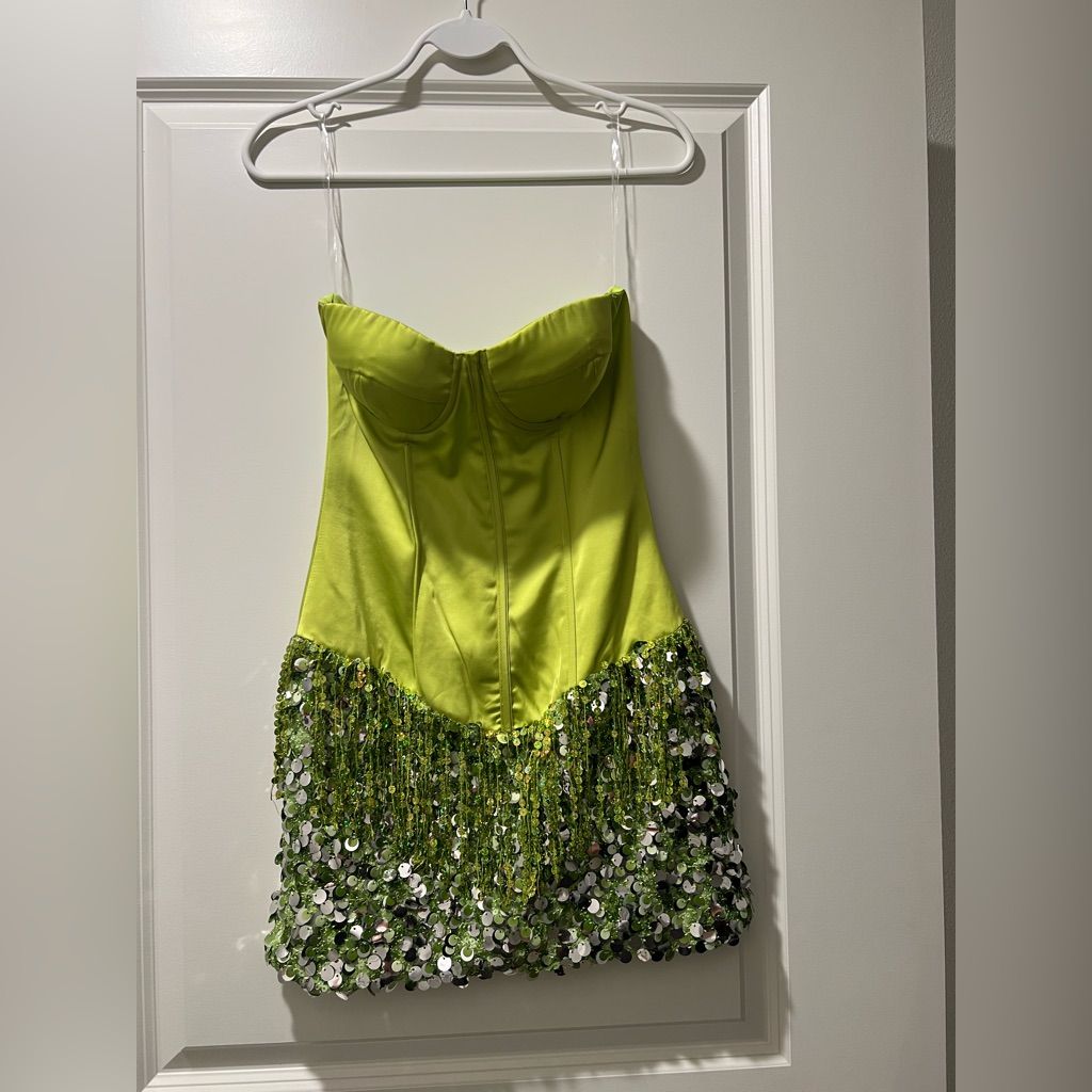 Elegantes vestidos de fiesta cortos de satén verde sin tirantes y ajustados, vestidos de cumpleaños de moda con lentejuelas ED03365