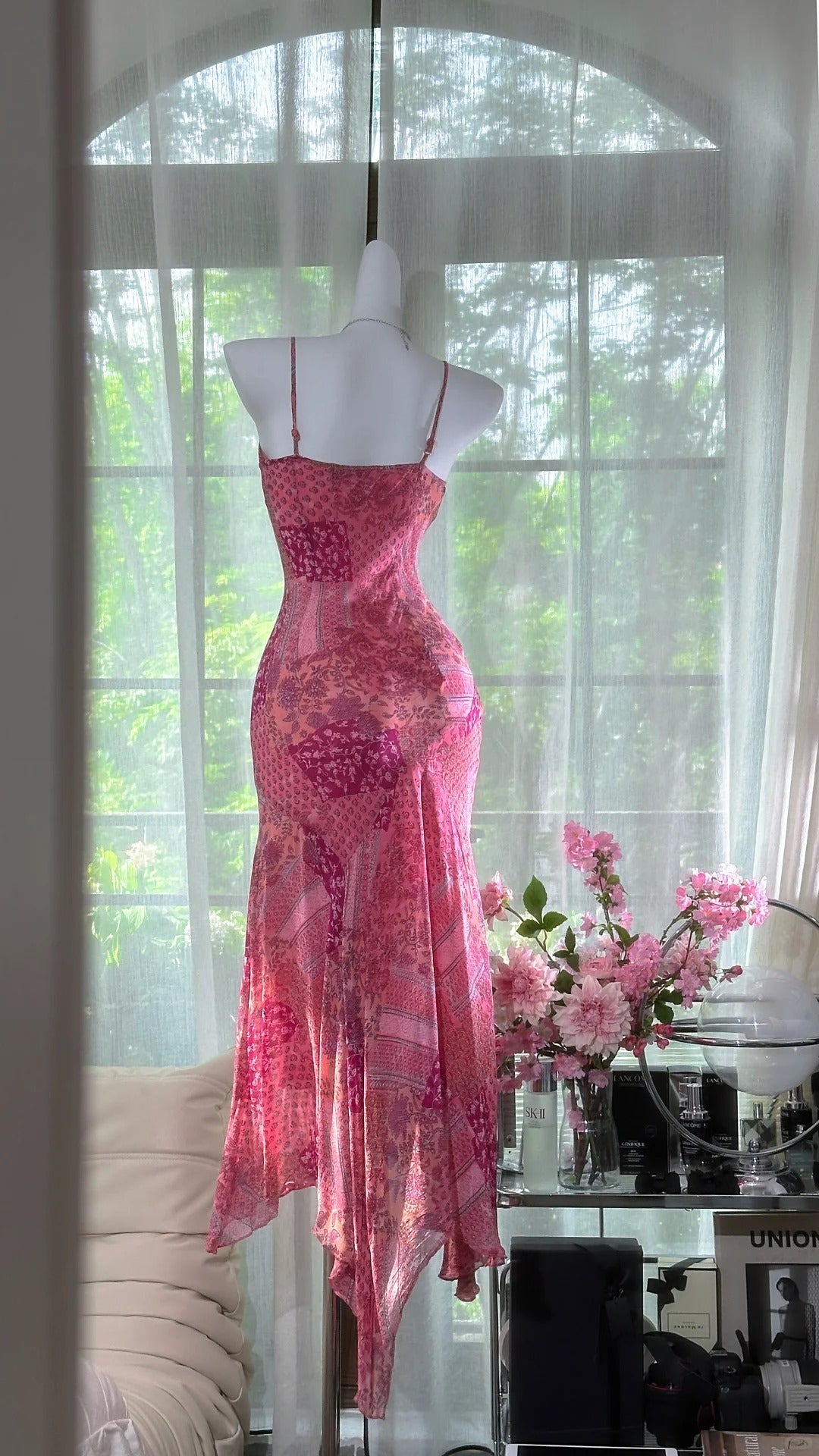 Elegante vestido de fiesta corto de gasa con estampado rosa y tirantes finos ED03371