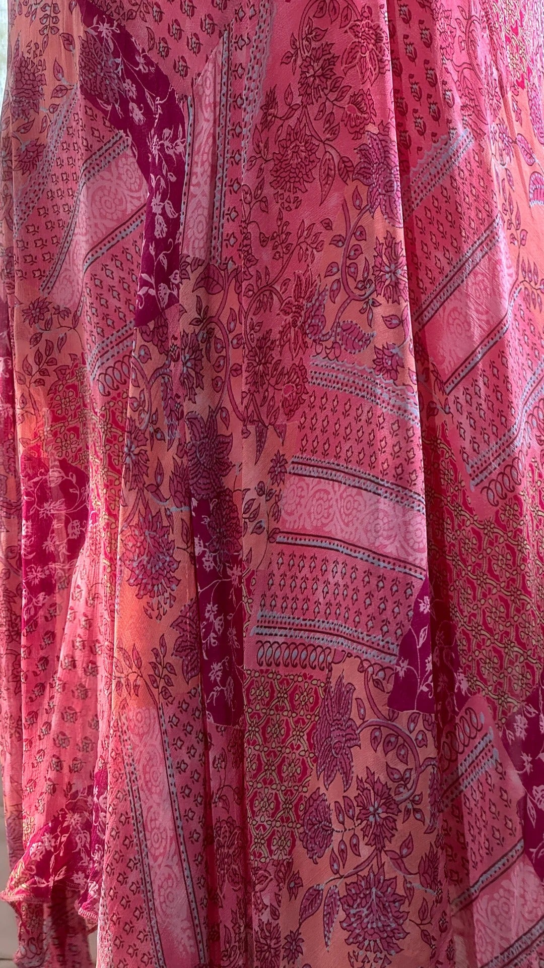 Elegante vestido de fiesta corto de gasa con estampado rosa y tirantes finos ED03371
