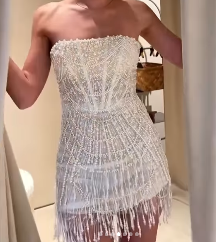 Hermoso vestido de fiesta blanco sin tirantes, ajustado, con borlas de perlas, corto, ED03484