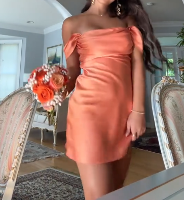 Elegante vestido de fiesta naranja con escote en V y satén corto, con hombros descubiertos, ED03516