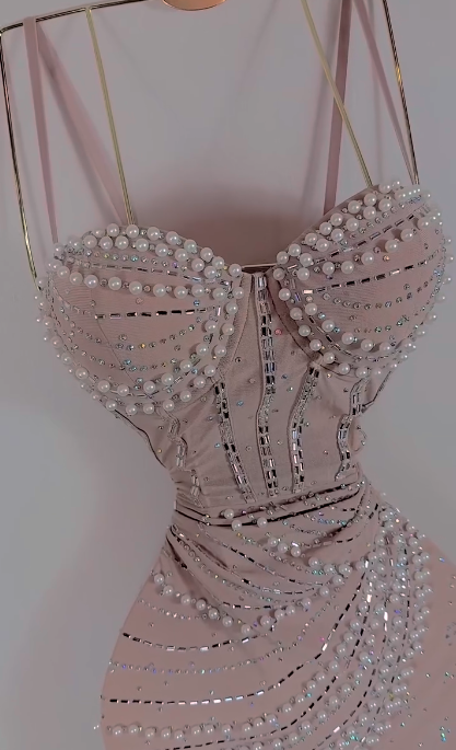 Vestido corto ajustado rosa con tirantes finos para fiesta de cumpleaños, ED03520