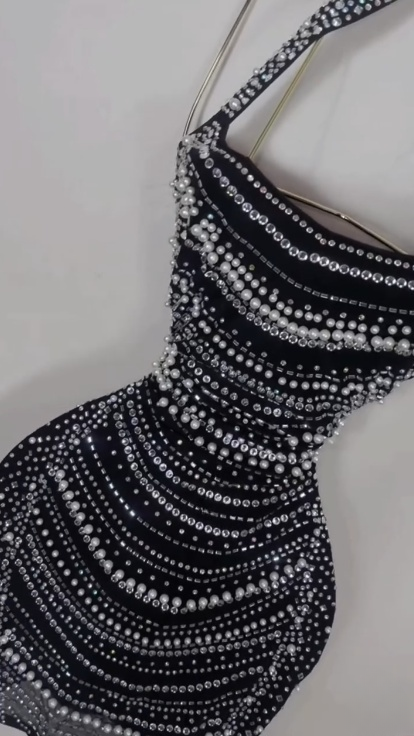 Vestido negro ajustado con tirantes finos, corto y cuentas para fiesta de cumpleaños, ED03529