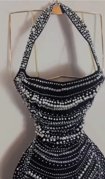 Vestido negro ajustado con tirantes finos, corto y cuentas para fiesta de cumpleaños, ED03529