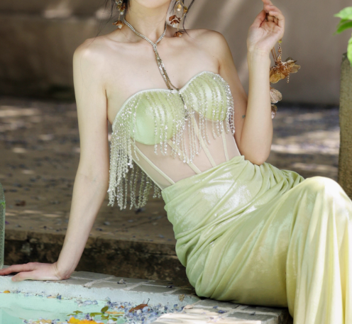 Elegante vestido de fiesta de satén con escote corazón y aberturas en amarillo carambola ED03547