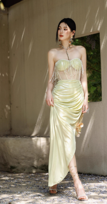 Elegante vestido de fiesta de satén con escote corazón y aberturas en amarillo carambola ED03547