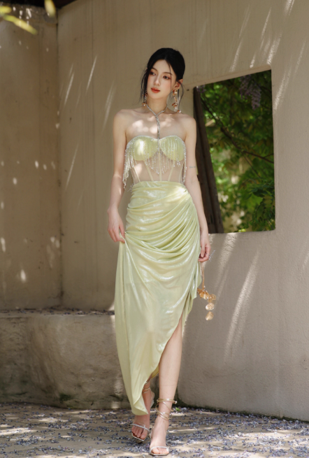 Elegante vestido de fiesta de satén con escote corazón y aberturas en amarillo carambola ED03547