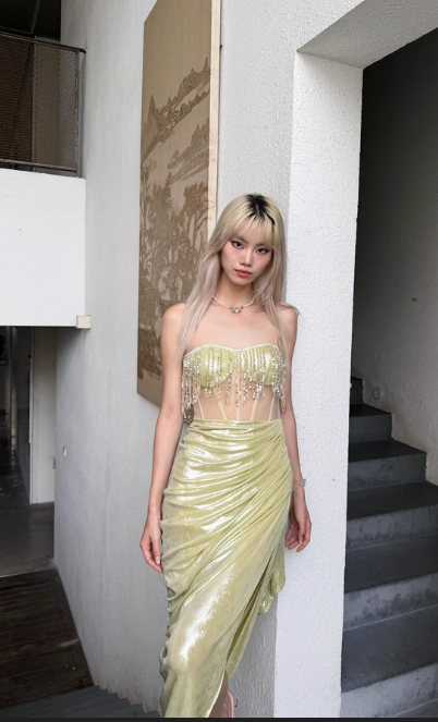 Elegante vestido de fiesta de satén con escote corazón y aberturas en amarillo carambola ED03547