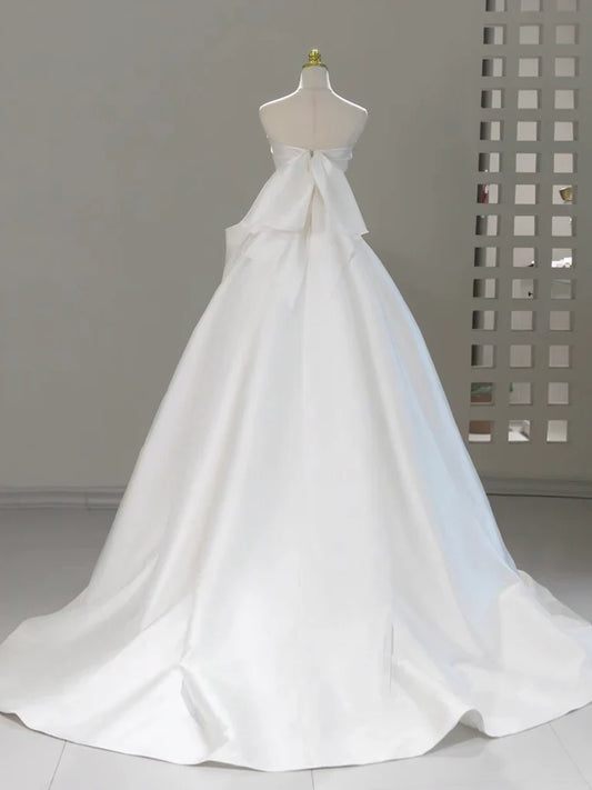 Vestido de fiesta largo de satén blanco con escote en forma de A y escote corazón ED037