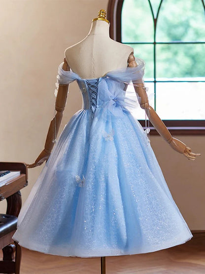 Vestido de fiesta corto azul con escote corazón, hombros descubiertos y cuentas, ED048