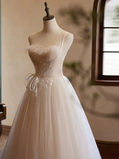 Vestido de fiesta largo de tul color champán con escote corazón y encaje ED050