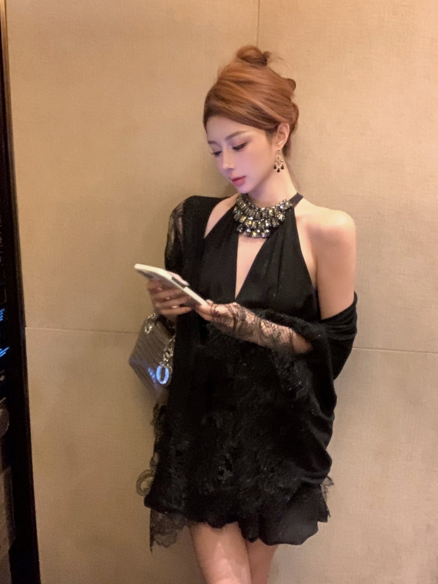 Vestido de cumpleaños negro con escote en V y corte halter de rombos franceses ED0517