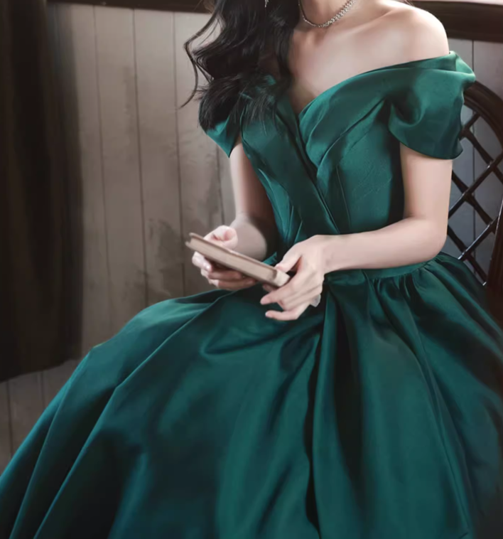 Vestido de fiesta largo de satén verde con hombros descubiertos y corte en A, vestido formal largo verde ED0575