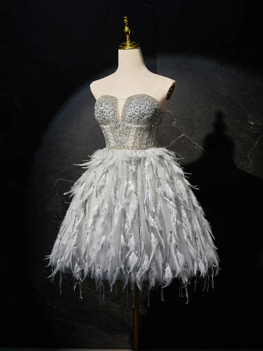 Vestido de fiesta corto gris con escote corazón, tul, cuentas y plumas. Bonito vestido gris para el regreso a casa ED0613