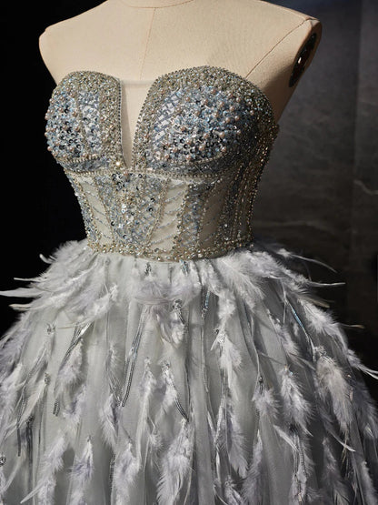 Vestido de fiesta corto gris con escote corazón, tul, cuentas y plumas. Bonito vestido gris para el regreso a casa ED0613