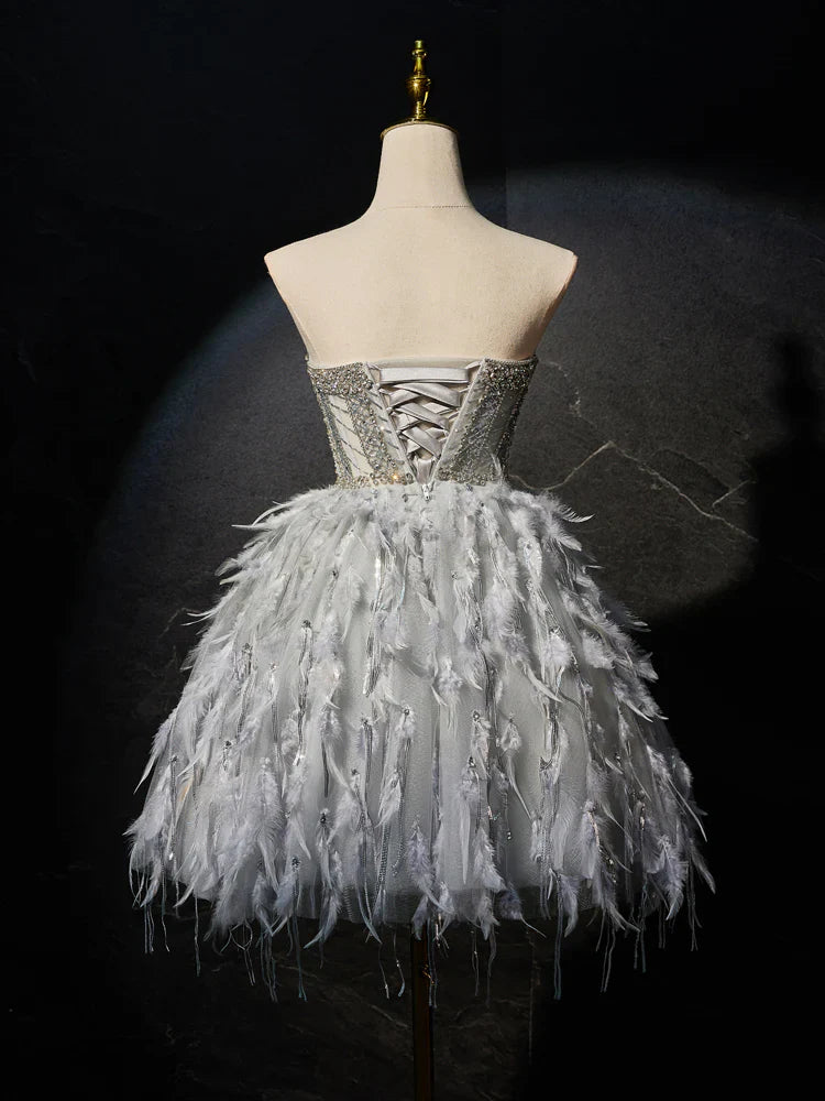 Vestido de fiesta corto gris con escote corazón, tul, cuentas y plumas. Bonito vestido gris para el regreso a casa ED0613