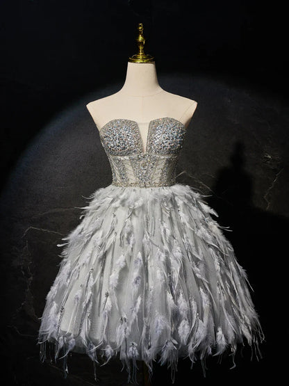 Vestido de fiesta corto gris con escote corazón, tul, cuentas y plumas. Bonito vestido gris para el regreso a casa ED0613