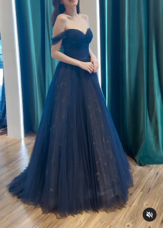 Vestido de fiesta largo azul oscuro con encaje de tul y hombros descubiertos ED062