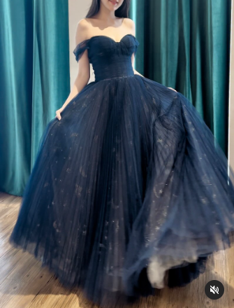 Vestido de fiesta largo azul oscuro con encaje de tul y hombros descubiertos ED062