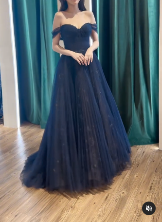 Vestido de fiesta largo azul oscuro con encaje de tul y hombros descubiertos ED062
