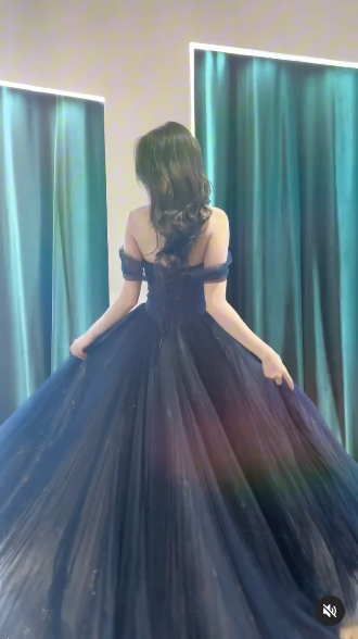 Vestido de fiesta largo azul oscuro con encaje de tul y hombros descubiertos ED062