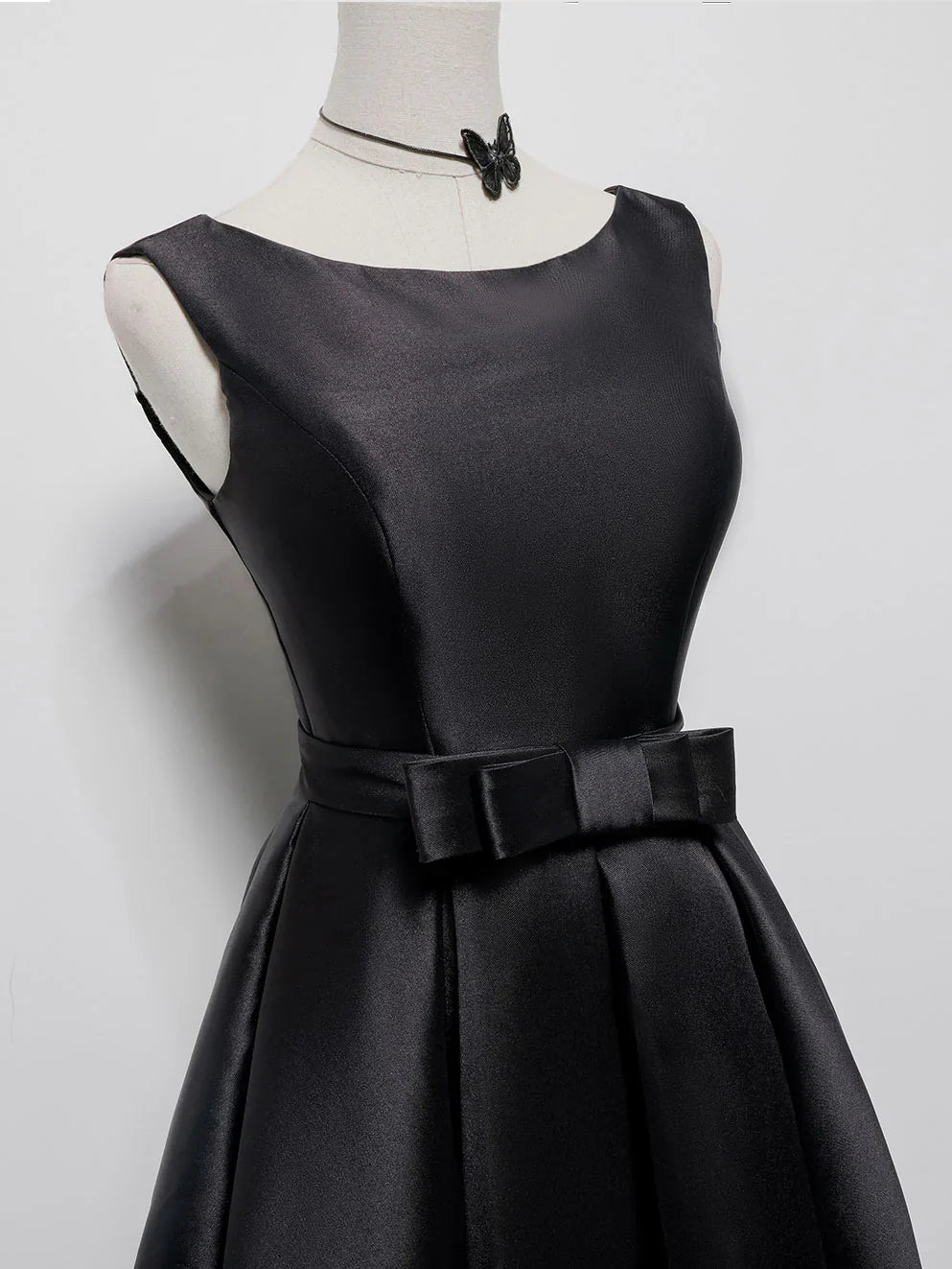 Vestido de fiesta corto de satén negro, corte A, sencillo, vestido de bienvenida negro ED0637