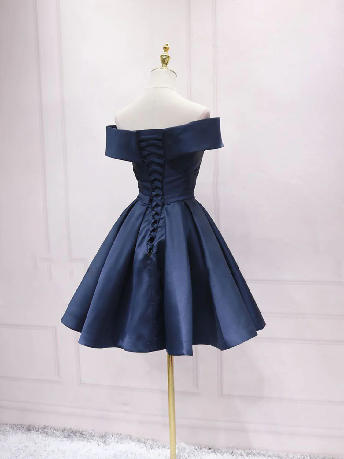 Vestido de fiesta corto de satén azul con hombros descubiertos y sencillo para dama de honor ED0755