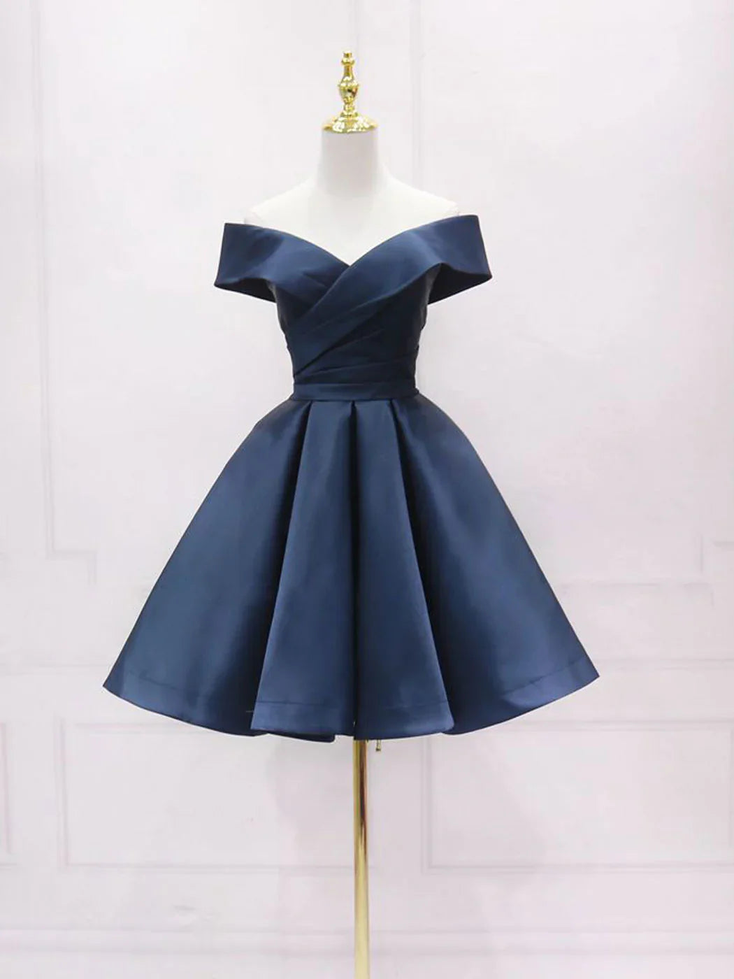 Vestido de fiesta corto de satén azul con hombros descubiertos y sencillo para dama de honor ED0755