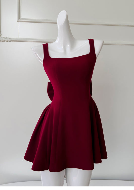 Vestido de fiesta corto burdeos con tirantes finos y corte en A, ED0958
