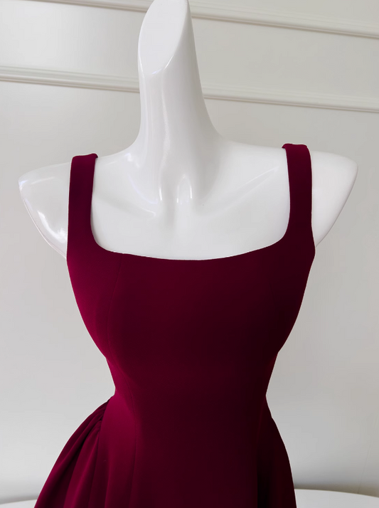 Vestido de fiesta corto burdeos con tirantes finos y corte en A, ED0958