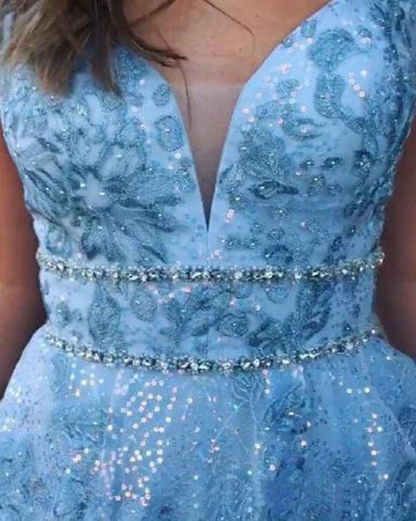 Elegantes vestidos de fiesta y de noche azules con escote en V, apliques de encaje y corte en A.