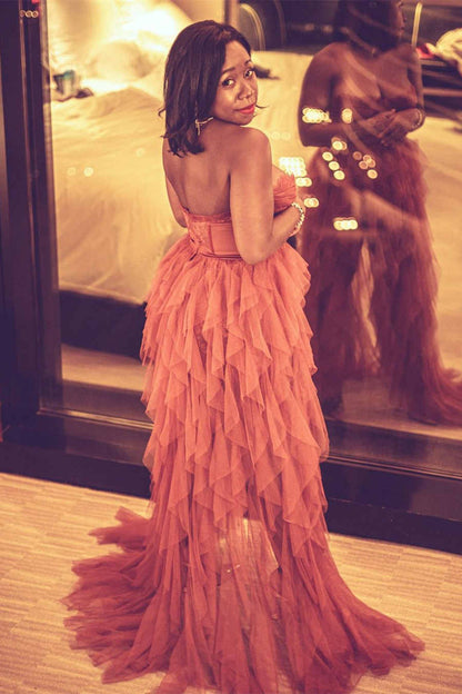 Vestido formal de fiesta en blanco y negro con escote en forma de corazón, color rojo óxido, alto y bajo, de capas.