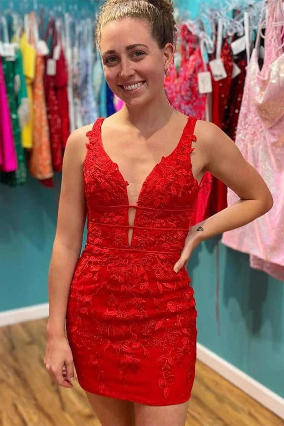 Elegante vestido de fiesta rojo con escote en V y apliques, minivestido ajustado