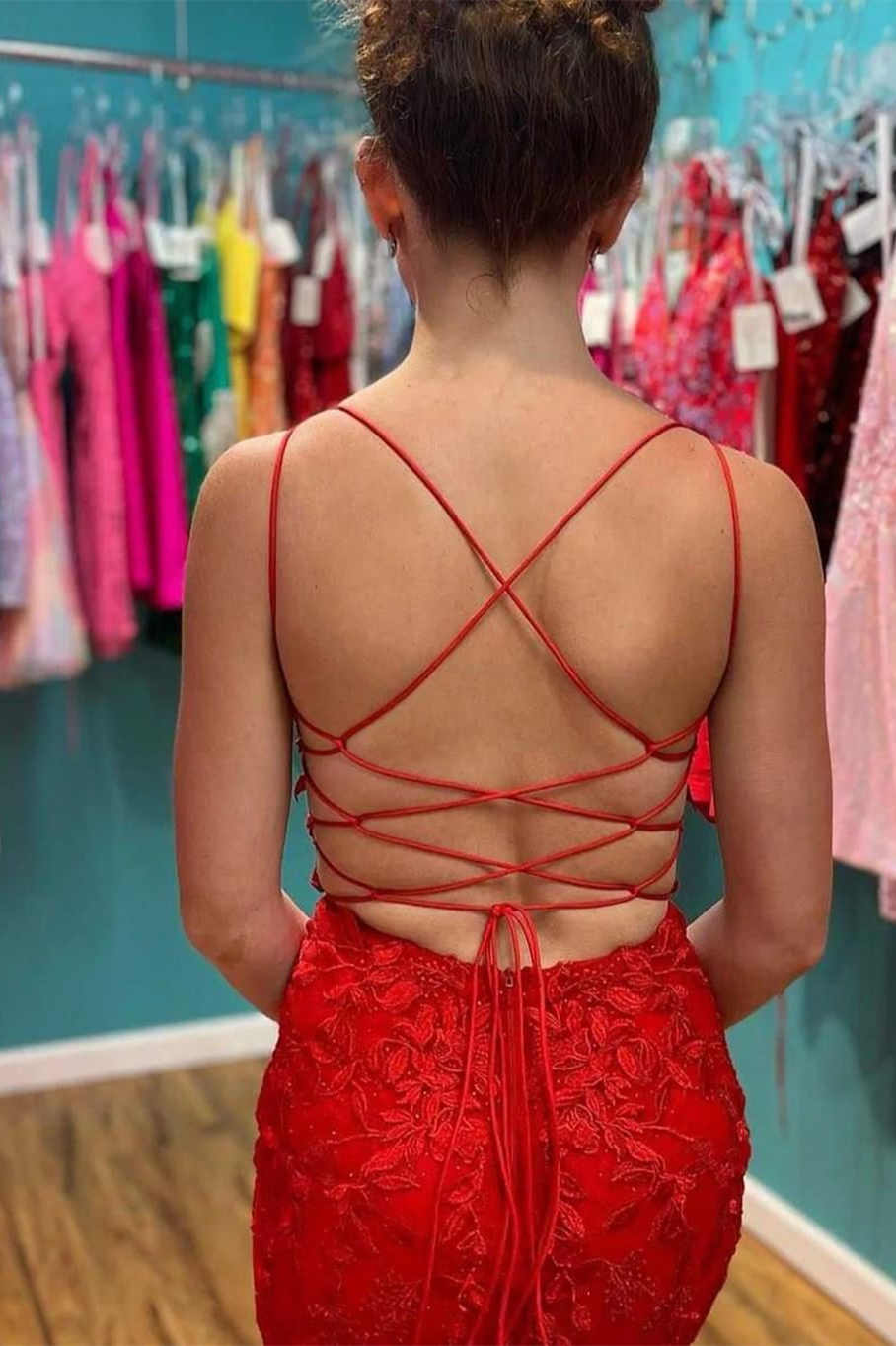 Elegante vestido de fiesta rojo con escote en V y apliques, minivestido ajustado