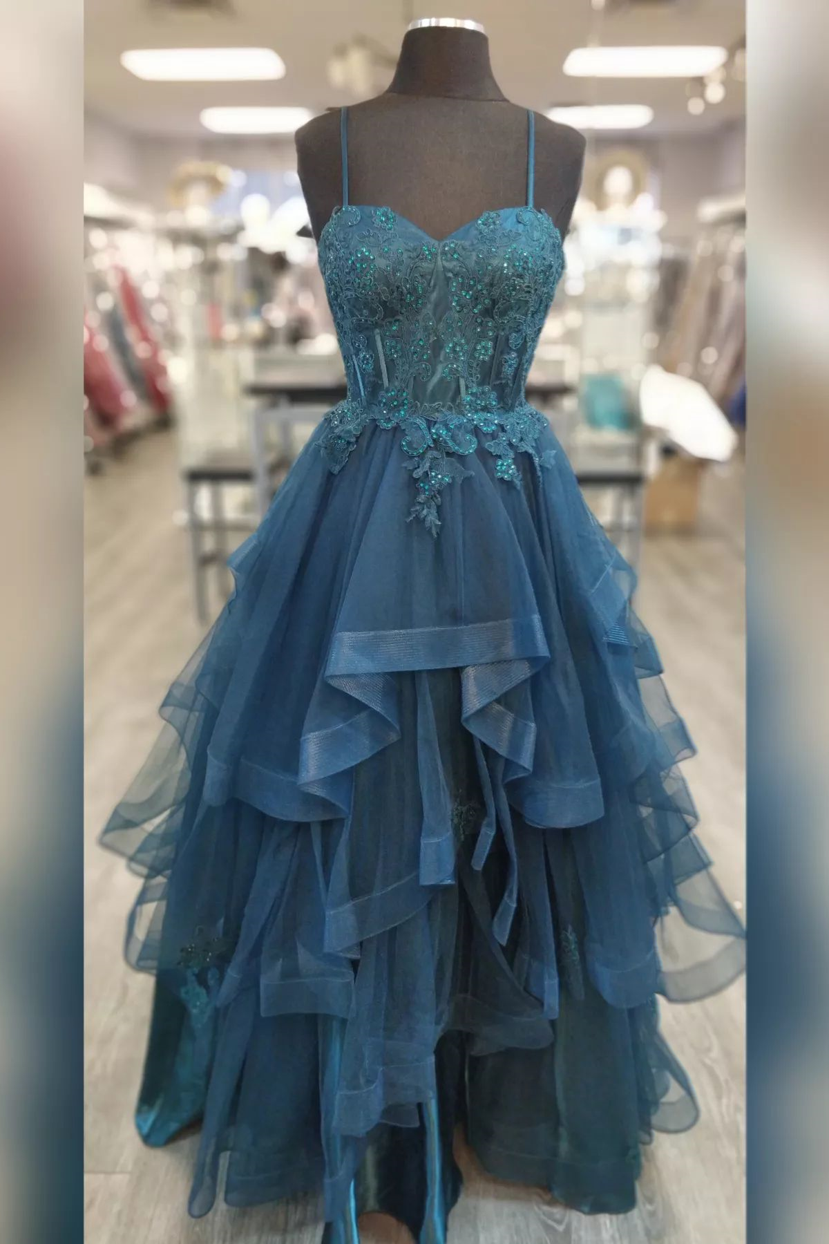 Vestidos de fiesta largos de tul multicapa con apliques y tirantes color verde azulado
