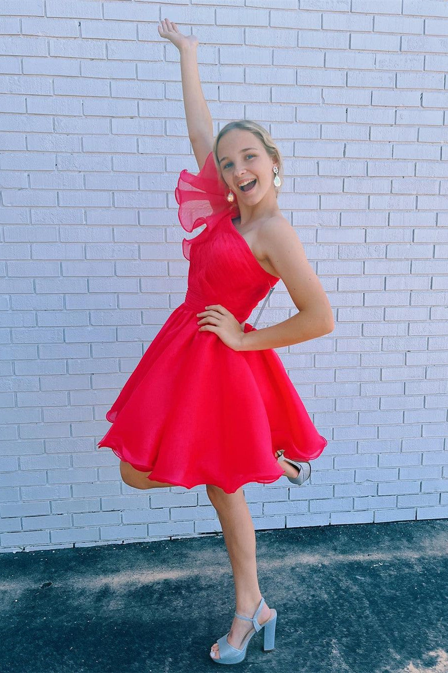 Vestido corto de fiesta de organza con volantes y un hombro blanco