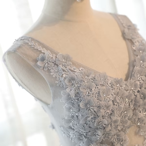 Nuevos y delicados vestidos de fiesta largos con escote en V y flores grises, vestidos formales de dama de honor largos con escote en V y flores grises GG082