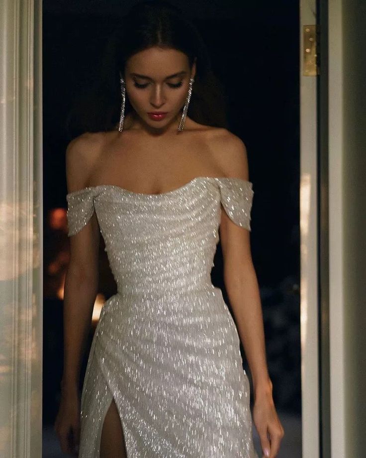 Vestido de fiesta largo de sirena con hombros descubiertos, satén blanco, lentejuelas y abertura, vestido de noche GG1448