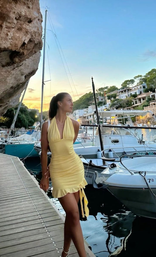 Elegante vestido de fiesta corto de sirena con cuello halter, satén amarillo pastel, plisado y volantes, vestido de noche GG1556