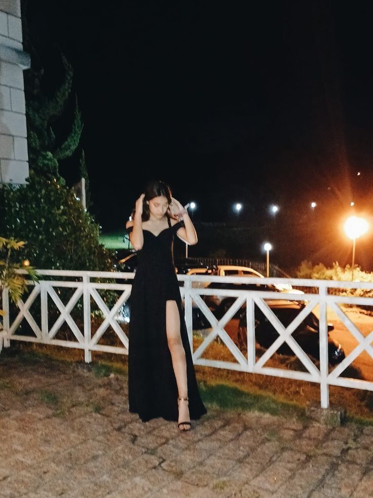 Hermoso vestido de fiesta largo de satén negro con hombros descubiertos y abertura, vestido de noche GG2135