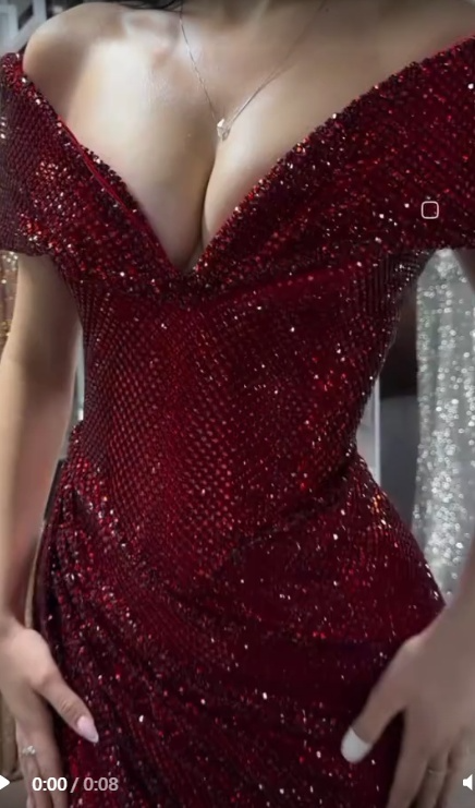 Vestido de fiesta largo con escote sirena, hombros descubiertos, satén burdeos, cuentas y abertura, GG2215
