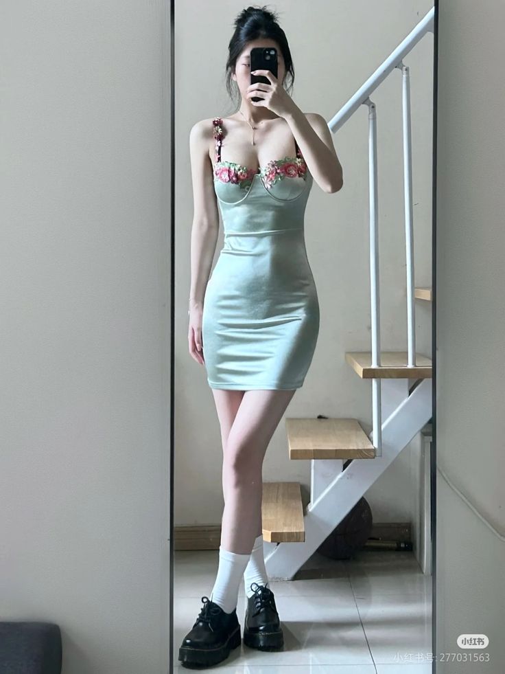 Vestido de fiesta corto de satén con tirantes finos y apliques de sirena, elegante, para regreso a casa y cumpleaños GG2354